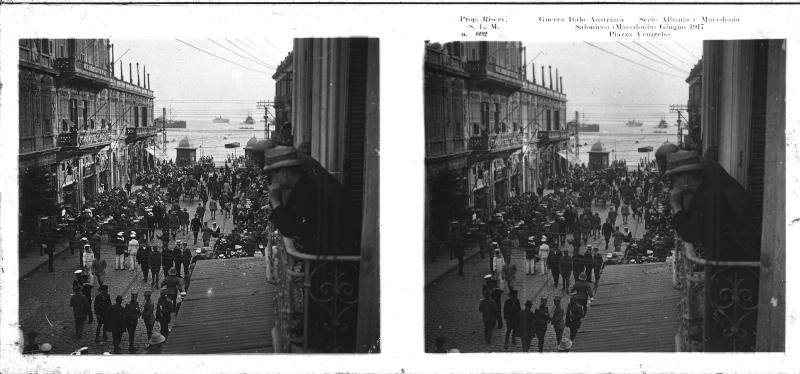 Grecia - Salonicco - Piazza Venizelos - soldati - civili - 1917 (positivo) di Marzocchi, Luigi (primo quarto XX)
