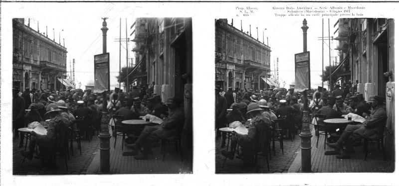 Grecia - Salonicco - truppe alleate - Caffè - civili - soldati - 1917 (positivo) di Marzocchi, Luigi (primo quarto XX)