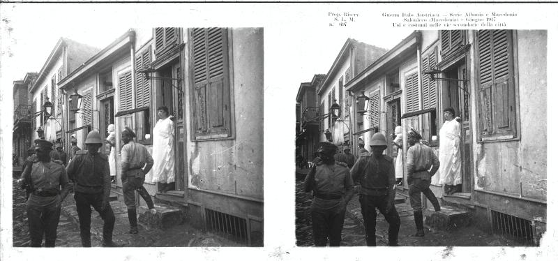 Grecia - Salonicco - soldati - civili - 1917 (positivo) di Marzocchi, Luigi (primo quarto XX)