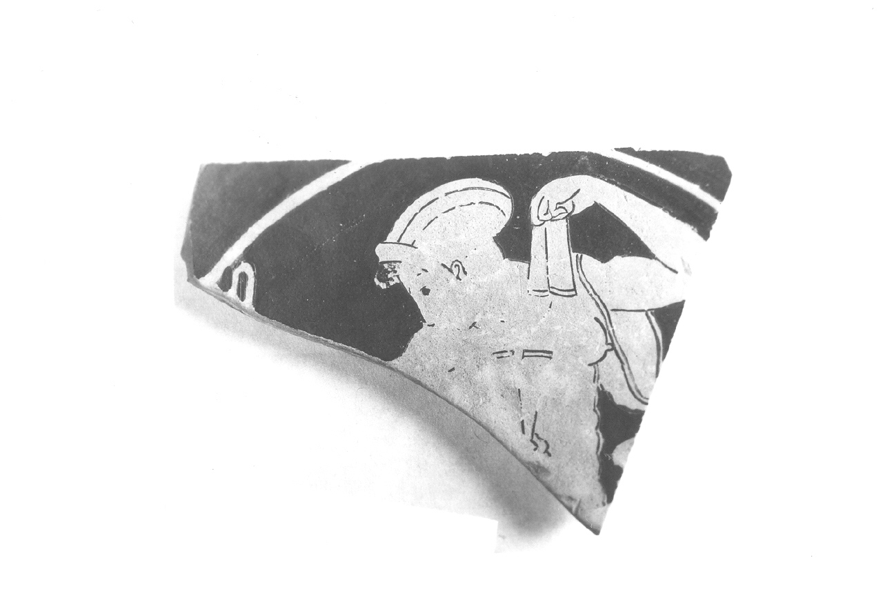 Figura femminile (kylix/ frammento) - produzione attica (secc. fine VI a.C. - inizi V a.C)