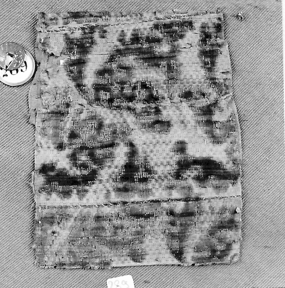motivi decorativi floreali (tessuto, frammento) - manifattura italiana (prima metà sec. XVII)