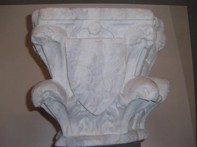 stemma gentilizio (capitello) - bottega campana (XIV)