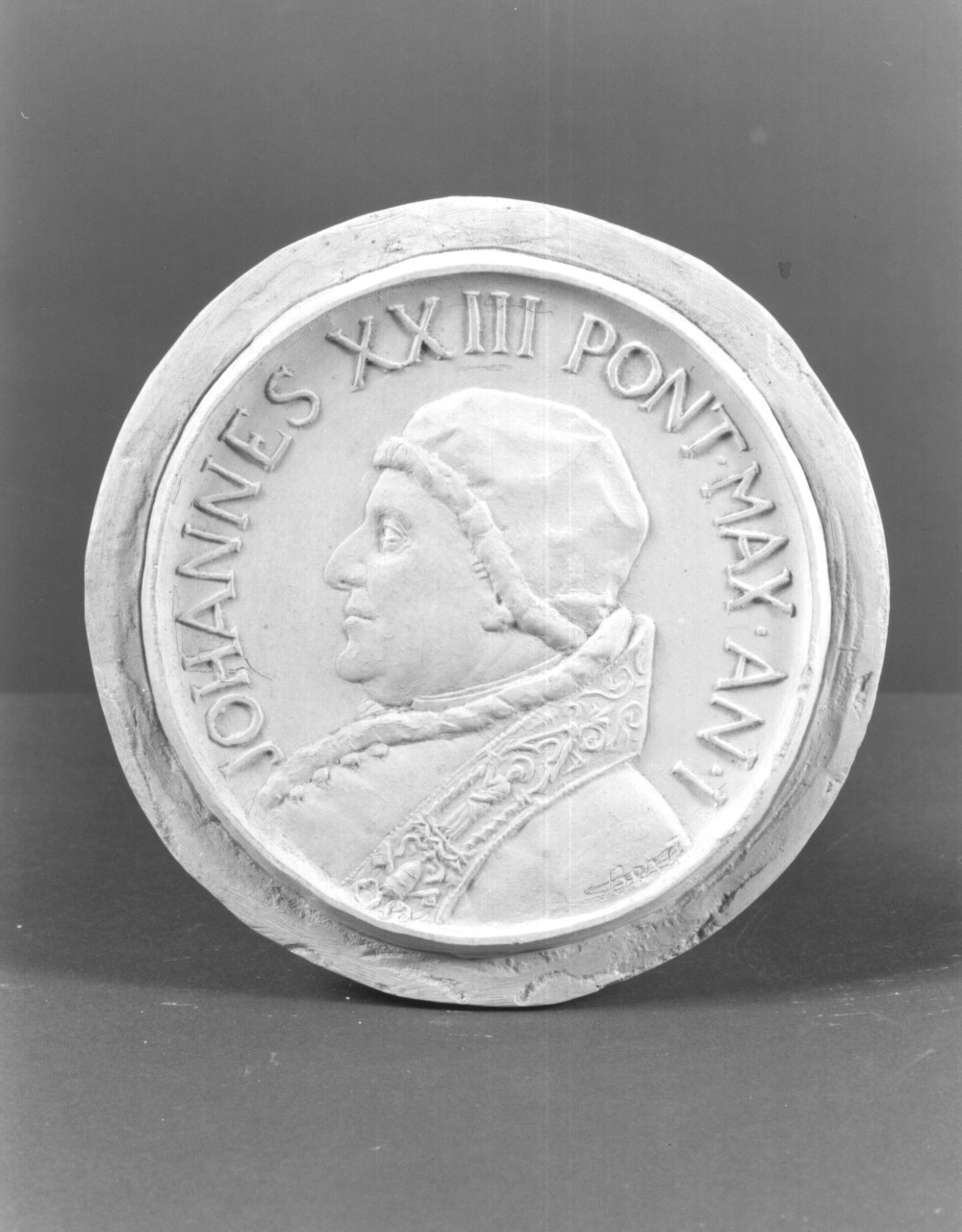ritratto di papa Giovanni XXIII (rilievo) di Berti Antonio (metà sec. XX)