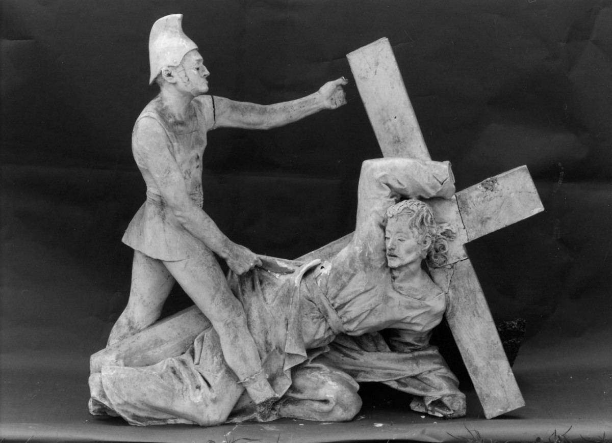 Gesù cade sotto la croce (gruppo scultoreo) di Berti Antonio (sec. XX)