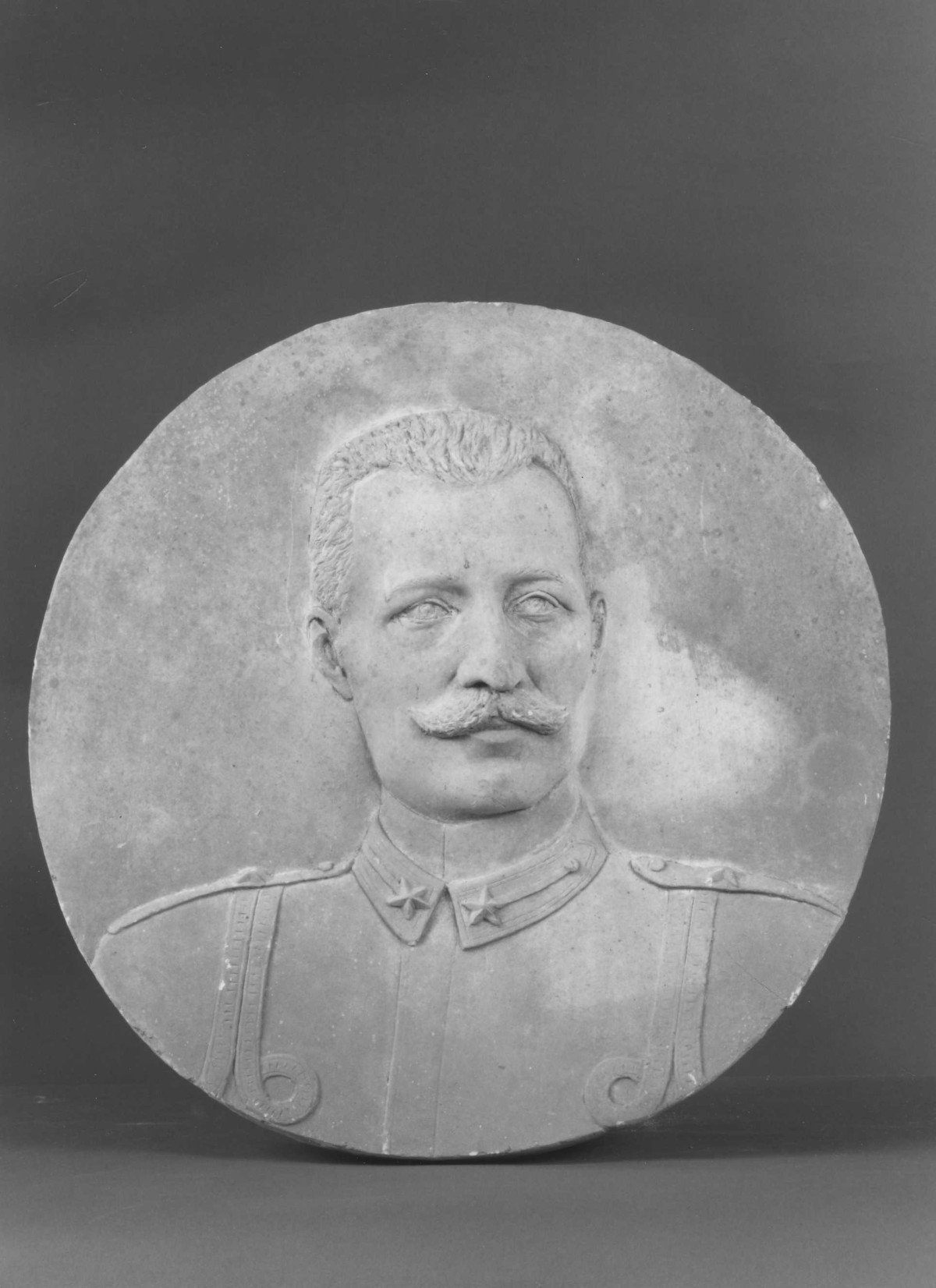ritratto di militare (rilievo) di Berti Antonio (secondo quarto sec. XX)