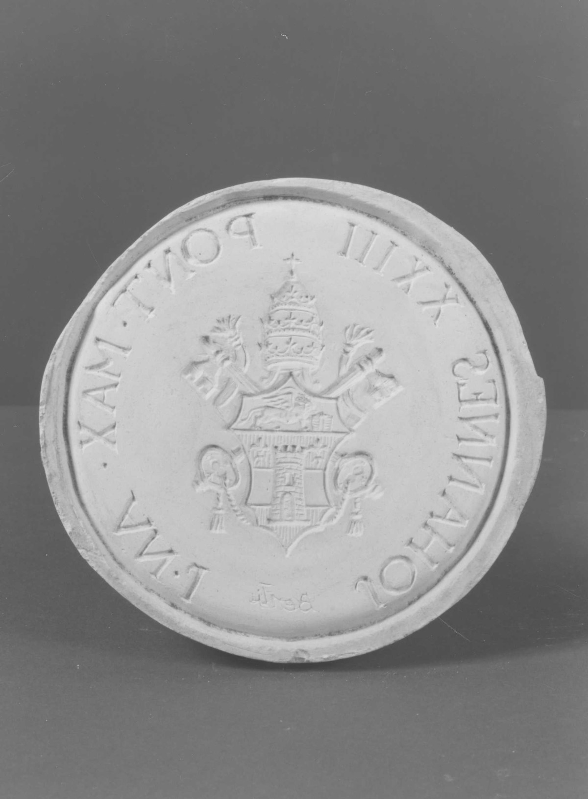 stemma papale di Giovanni XXIII (matrice - per rilievo) di Berti Antonio (terzo quarto sec. XX)