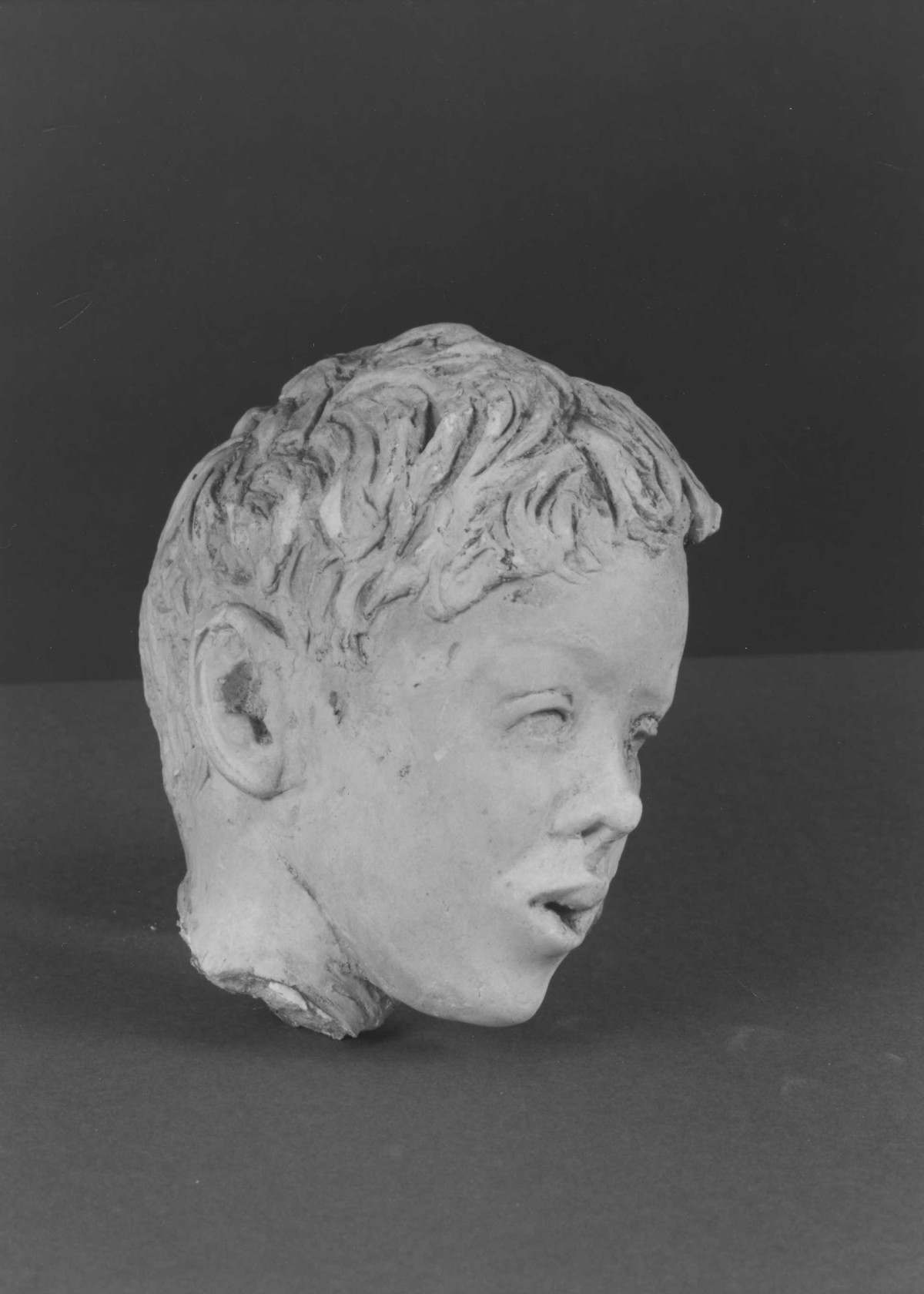 testa di bambino (scultura, frammento) di Berti Antonio (terzo quarto sec. XX)