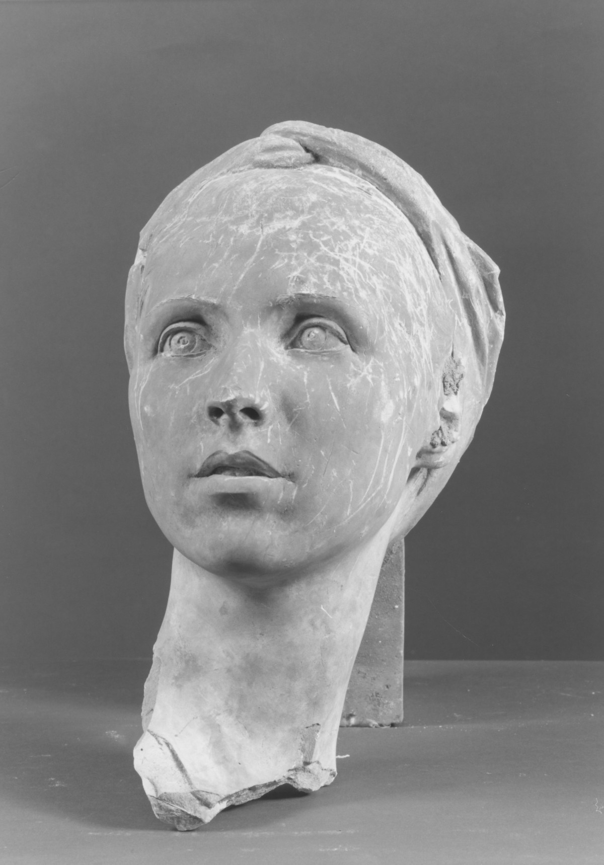 testa di donna (scultura, frammento) di Berti Antonio (terzo quarto sec. XX)