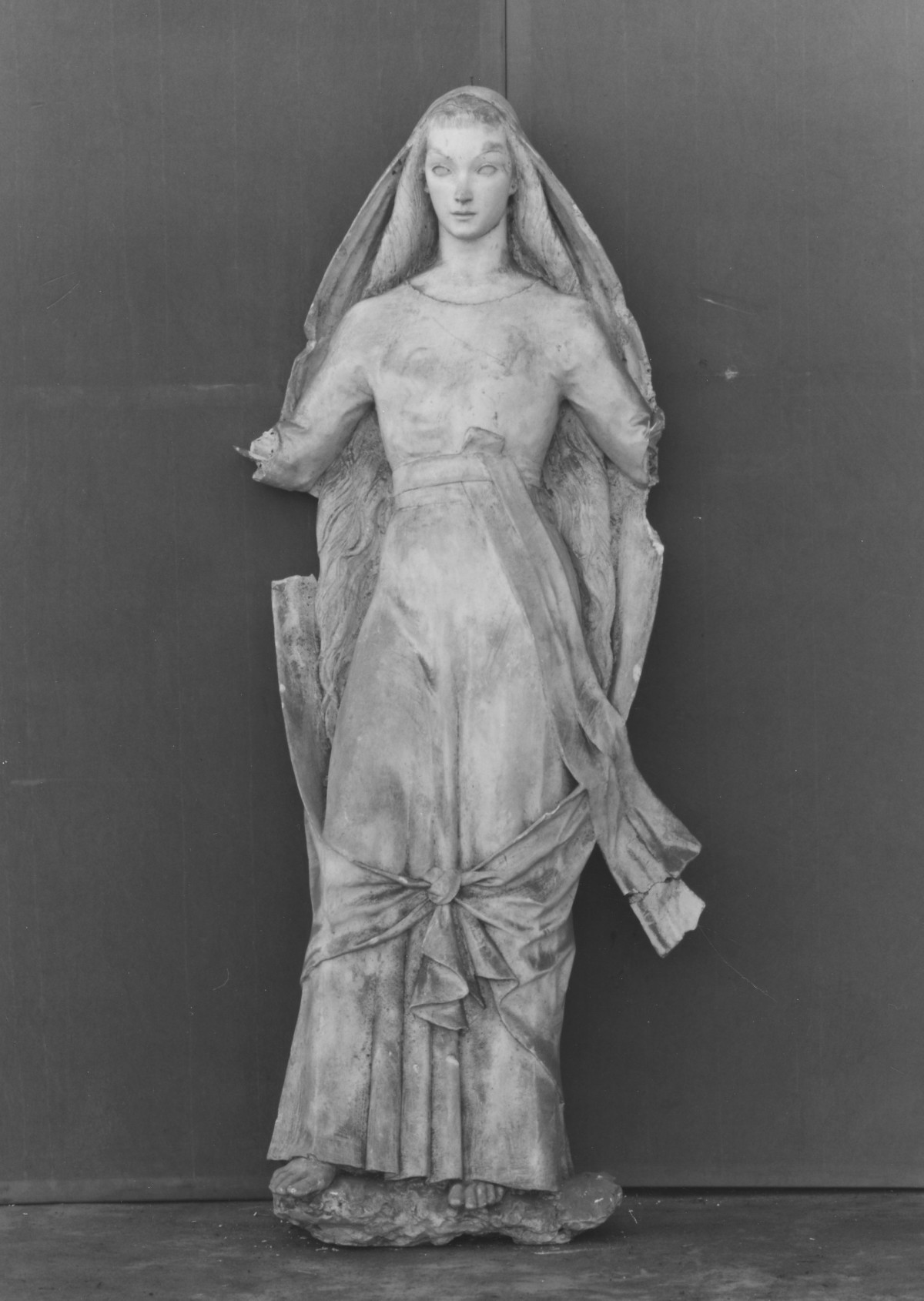 Madonna (scultura) di Berti Antonio (terzo quarto sec. XX)