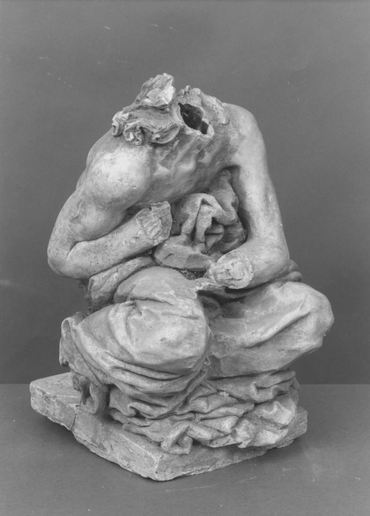 figura maschile inginocchiata (scultura, frammento) di Berti Antonio (secondo quarto sec. XX)