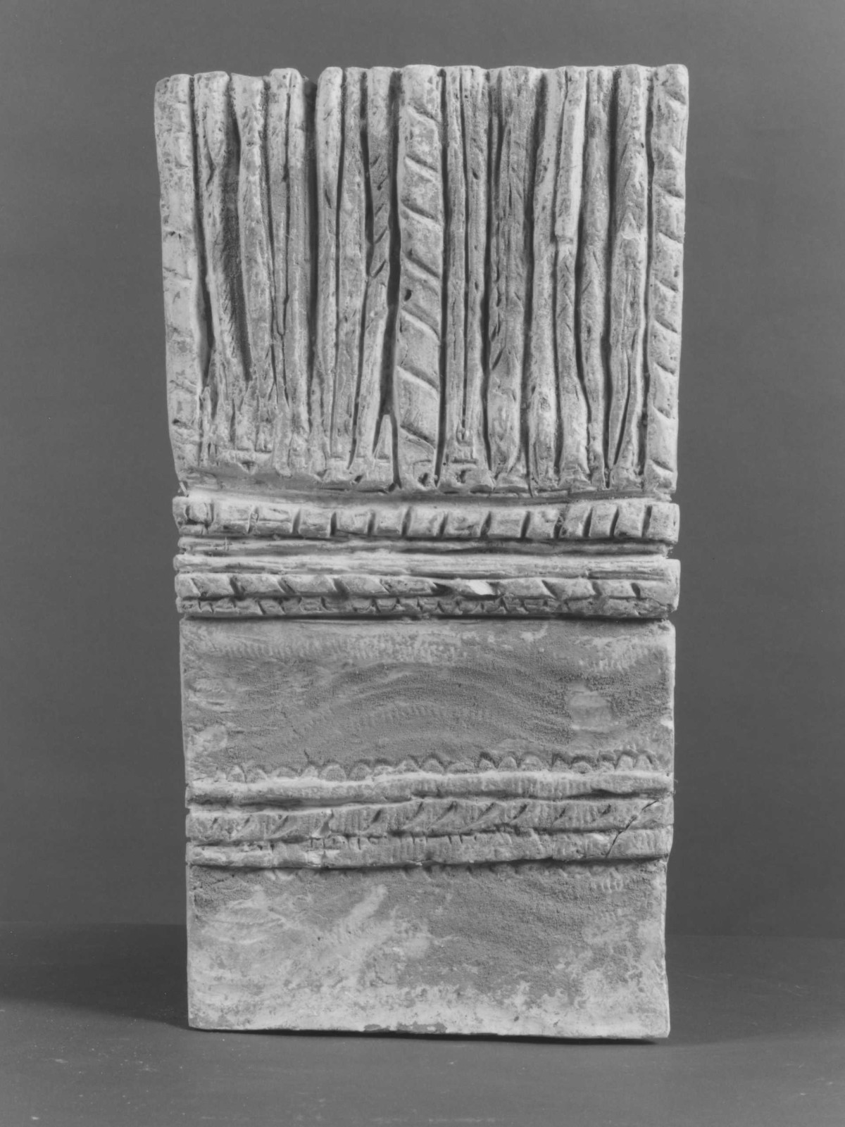 stola (scultura, frammento) di Berti Antonio (terzo quarto sec. XX)