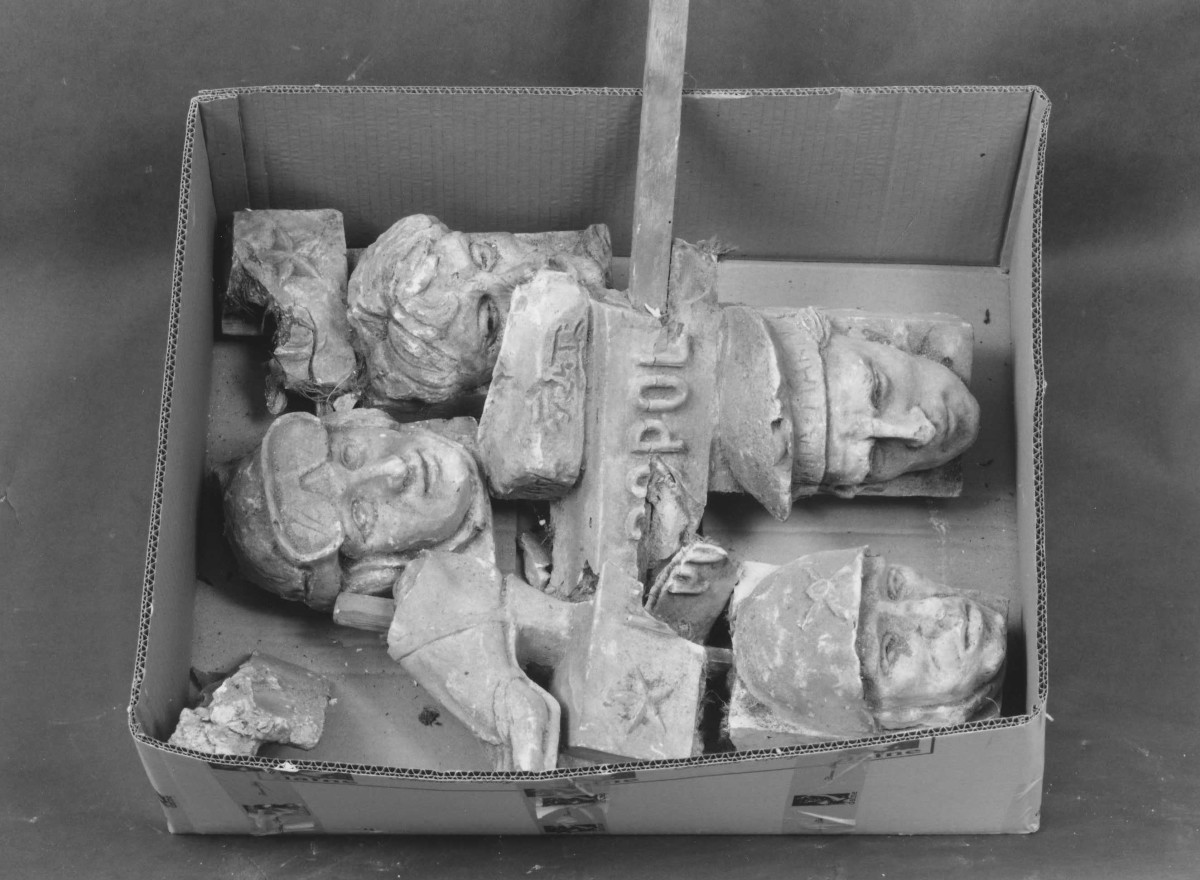 teste di militari (scultura, frammento) di Berti Antonio (sec. XX)