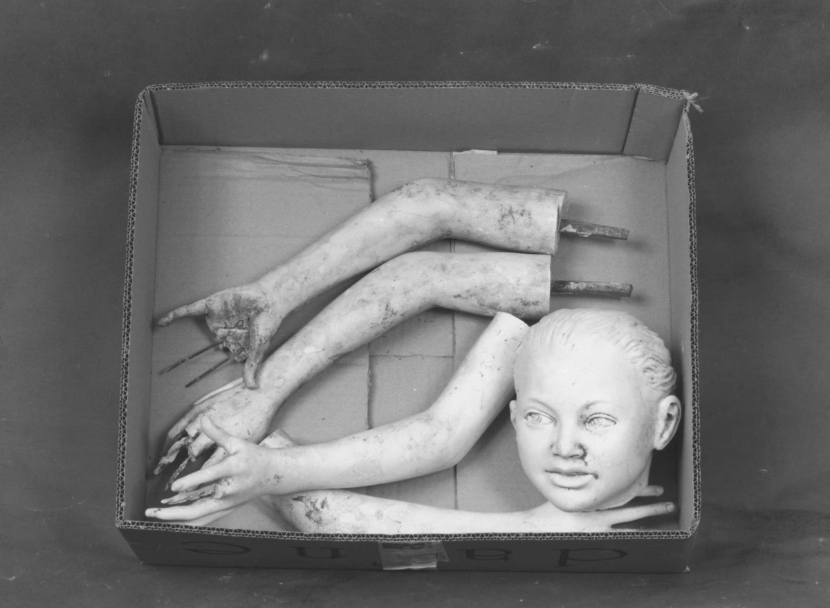 braccia e testa di donna (scultura, frammento) di Berti Antonio (terzo quarto sec. XX)