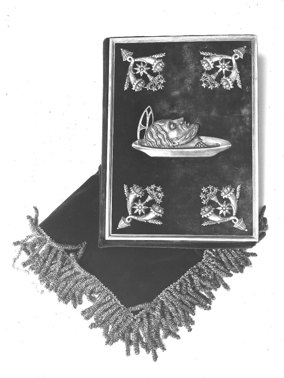 testa di San Giovanni Battista sul piatto (coperta di libro) - bottega fiorentina (sec. XIX)