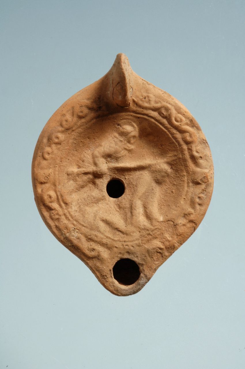 lucerna a becco tondo, Loeschcke VIII (III-IV d.C)