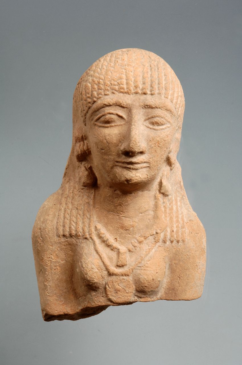 busto di statuina femminile, figura femminile stante panneggiata (prima metà sec. VI a.C)