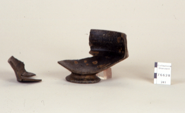 coppa carenata su piede (prima metà Sec. VII a.C)