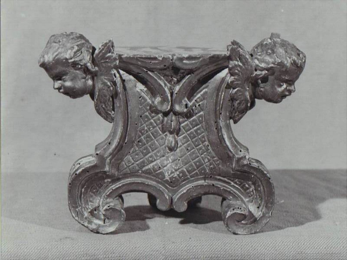 cherubini e motivi decorativi a volute (base di residenza) - artigianato toscano (sec. XVIII)