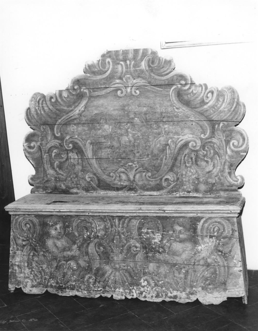 cherubini e motivi decorativi fitomorfi (cassapanca) - bottega toscana (metà sec. XVII)