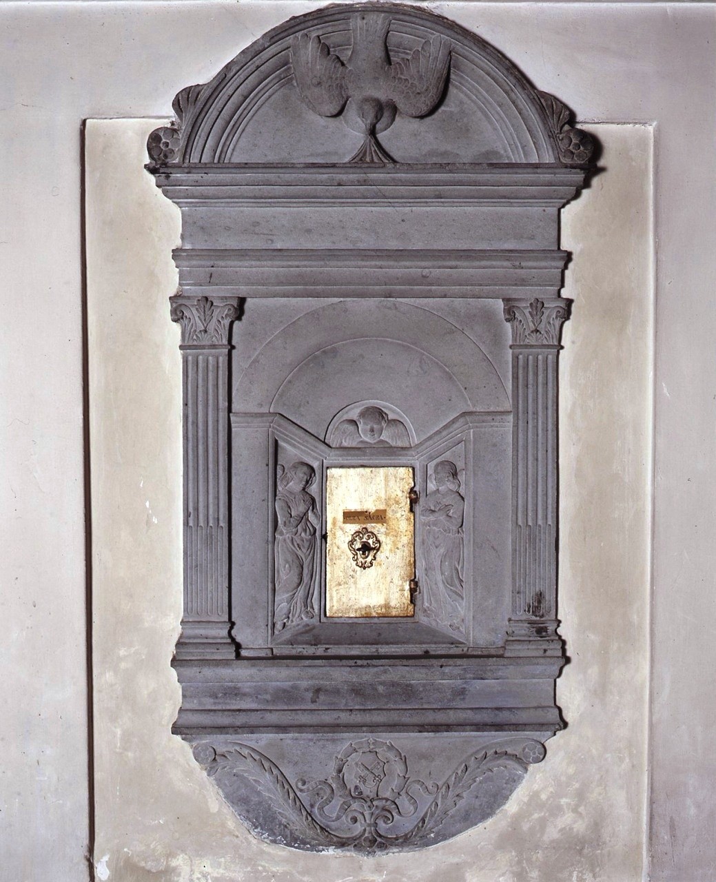 colomba dello Spirito Santo e due angeli (tabernacolo murale) - bottega fiorentina, bottega toscana (terzo quarto sec. XV, secc. XVI/ XVII)