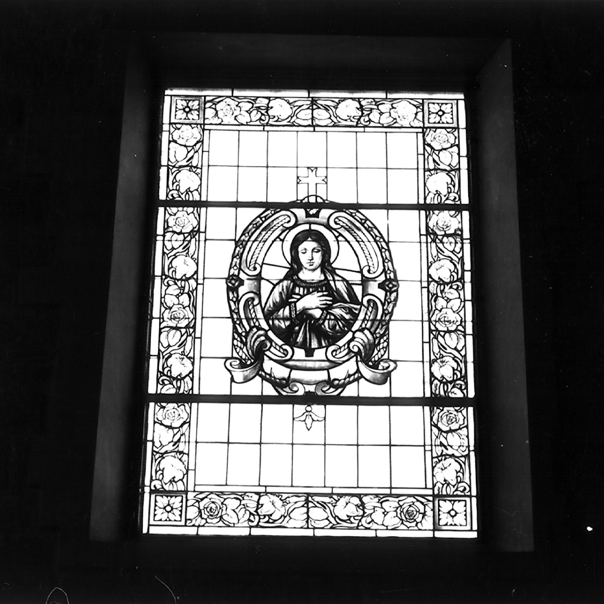 Maria Vergine (vetrata dipinta, pendant) di Masini Bruno (terzo quarto sec. XX)