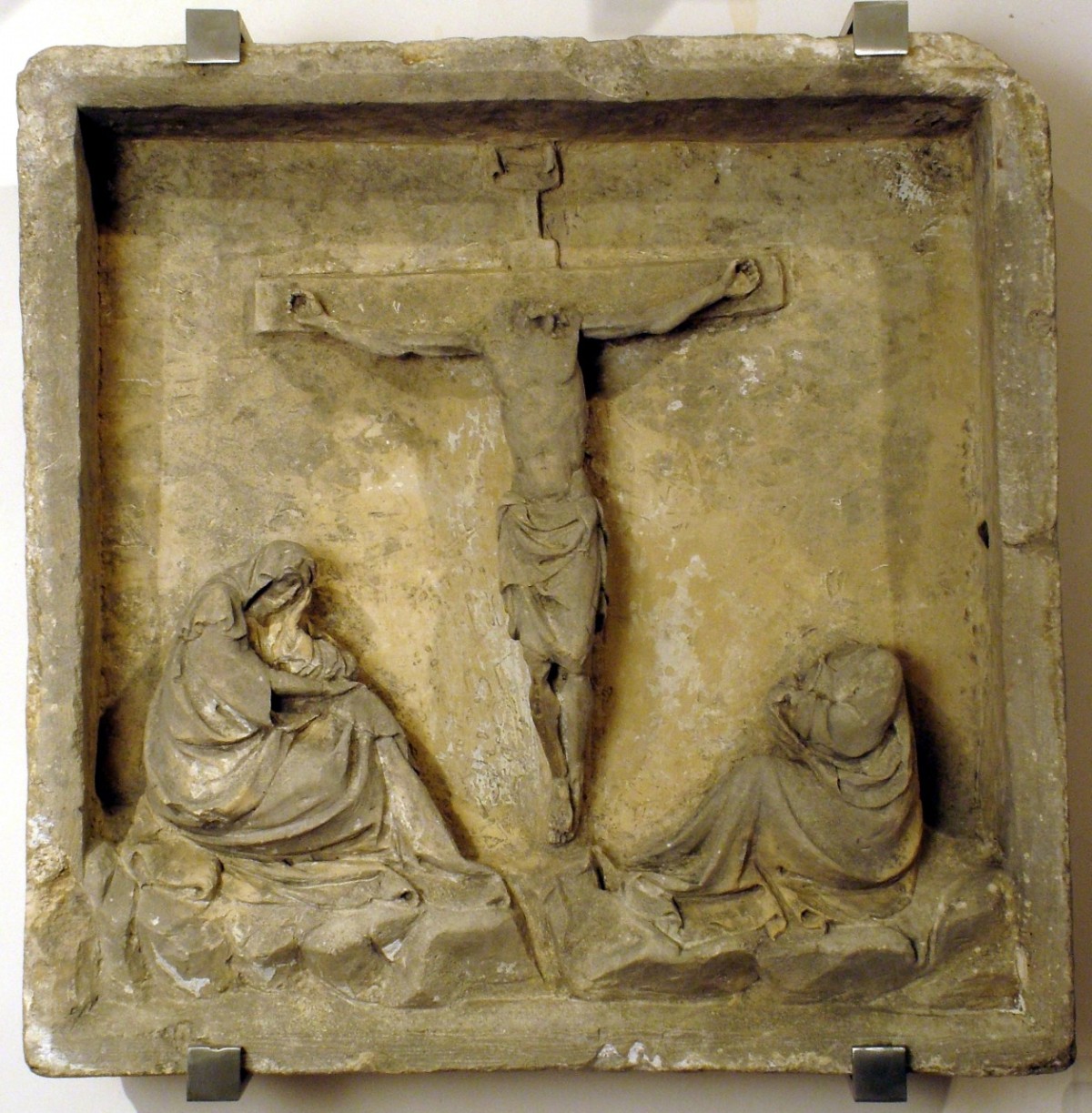 Cristo crocifisso, dolenti (rilievo) di Maestro di Castel di Sangro (sec. XV)