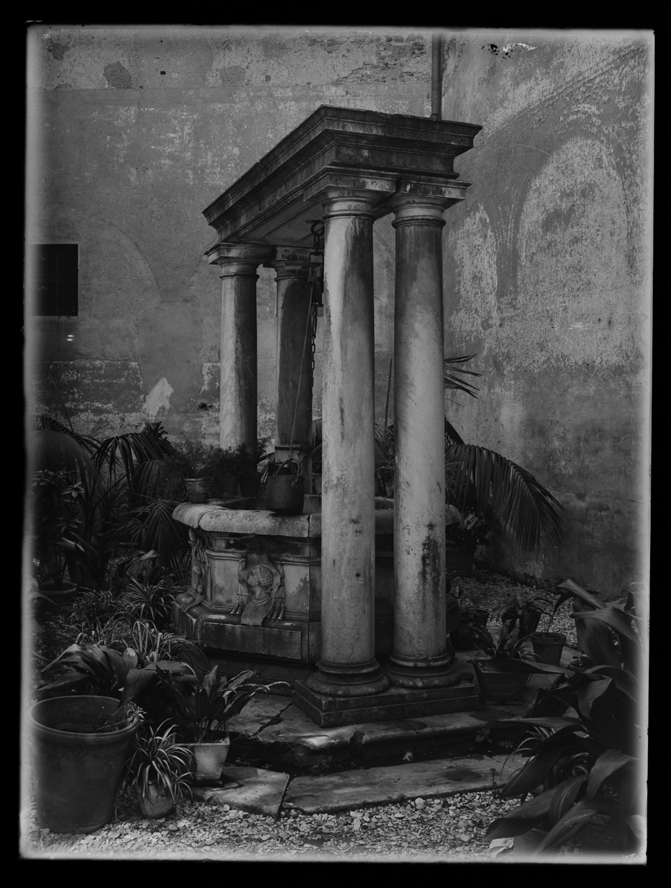 Basilica di Santo Stefano Rotondo al Celio <Roma> - Chiostri - Pozzi (negativo) di laboratorio fotografico Soprintendenza Monumenti del Lazio (laboratorio) (terzo quarto XX)