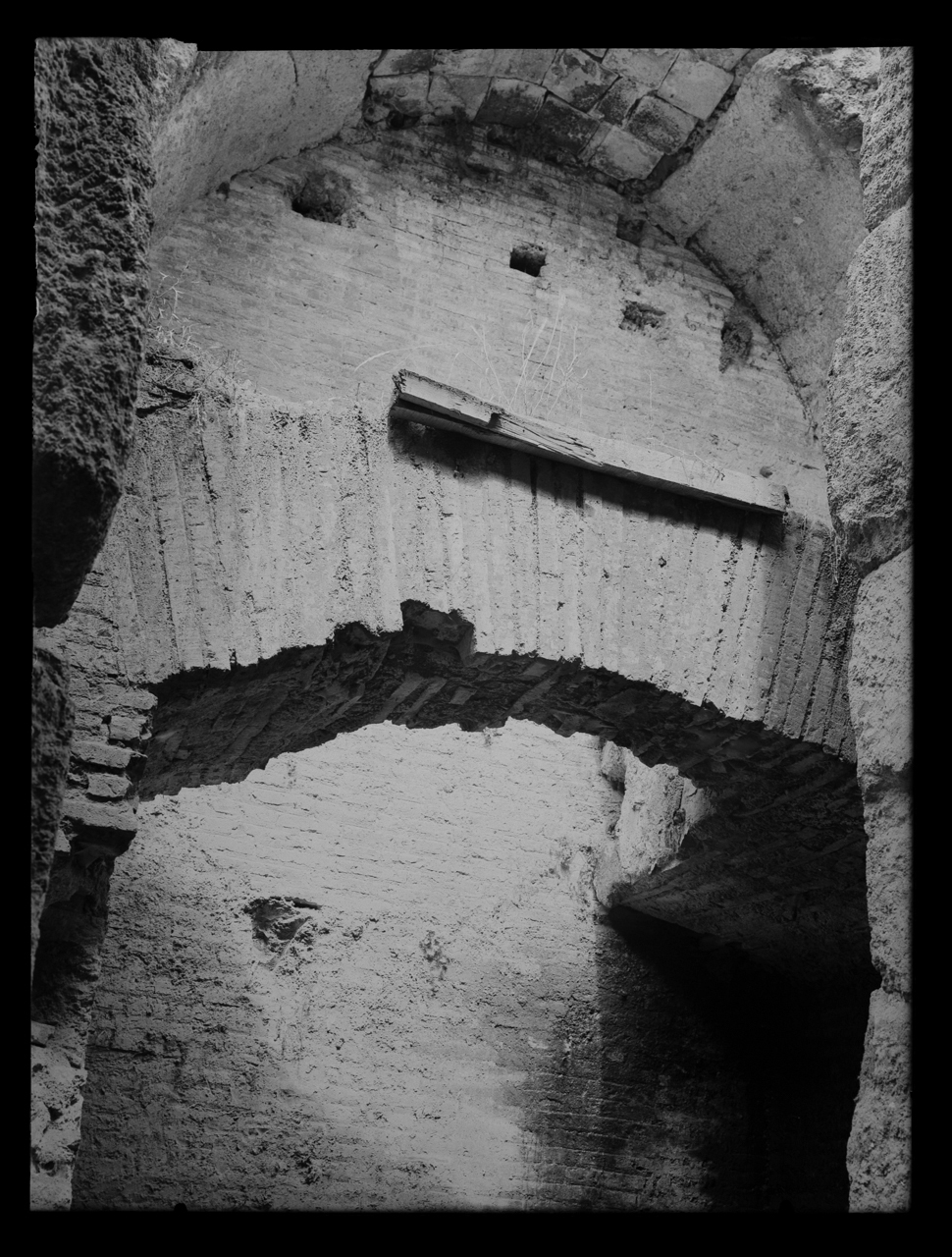 Colosseo <Roma> - Spazi interni (negativo) di laboratorio fotografico Soprintendenza Monumenti del Lazio (laboratorio) (terzo quarto XX)
