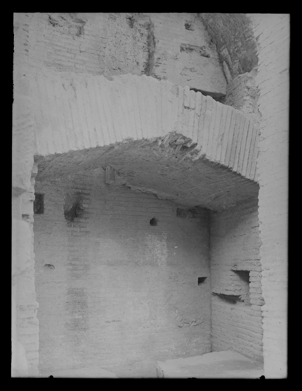 Colosseo <Roma> - Spazi interni (negativo) di laboratorio fotografico Soprintendenza Monumenti del Lazio (laboratorio) (terzo quarto XX)