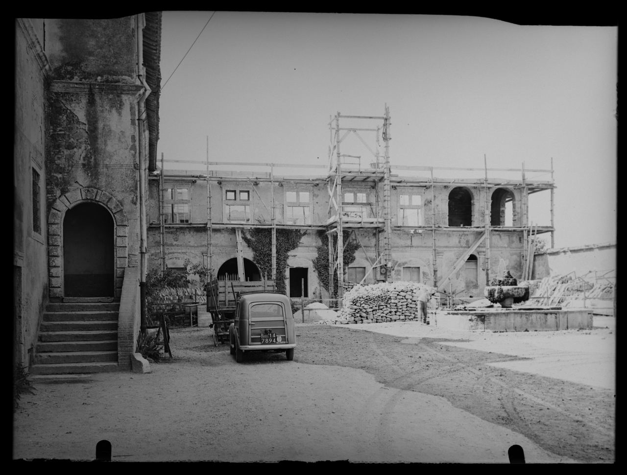 Castello della Magliana <Roma> - Restauro (negativo) di laboratorio fotografico Soprintendenza Monumenti del Lazio (laboratorio) (terzo quarto XX)