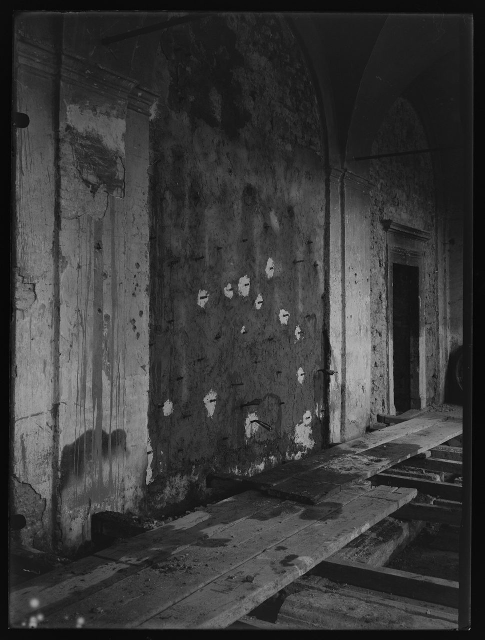 Castello della Magliana <Roma> - Consolidamento - Murature - Muri - Restauro (negativo) di laboratorio fotografico Soprintendenza Monumenti del Lazio (laboratorio) (terzo quarto XX)