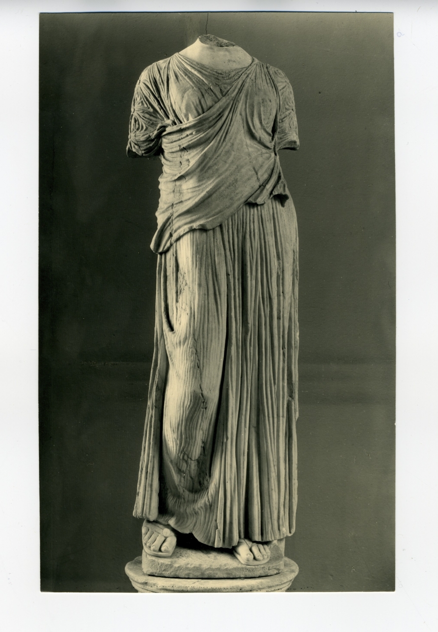 figura femminile acefala ("Melpomene Pacetti") - scultura (positivo) di anonimo - officina di scultura romana (prima metà XX)