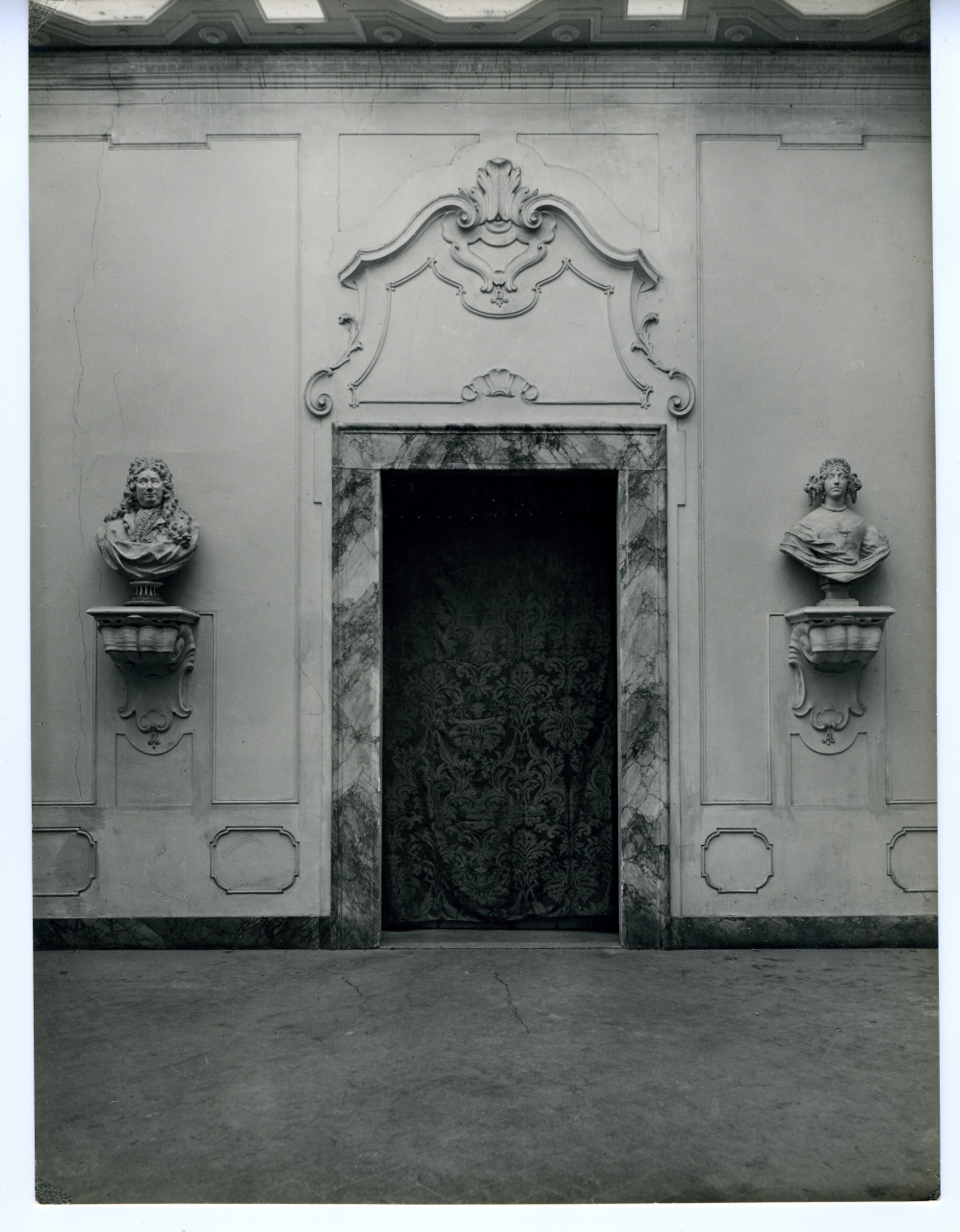 Firenze - Palazzo Mozzi-Bardini (?) - veduta di interno (positivo) di Bernini Gian Lorenzo (attr), Foggini Giovanni Battista, anonimo (fine/ inizio XIX/ XX)