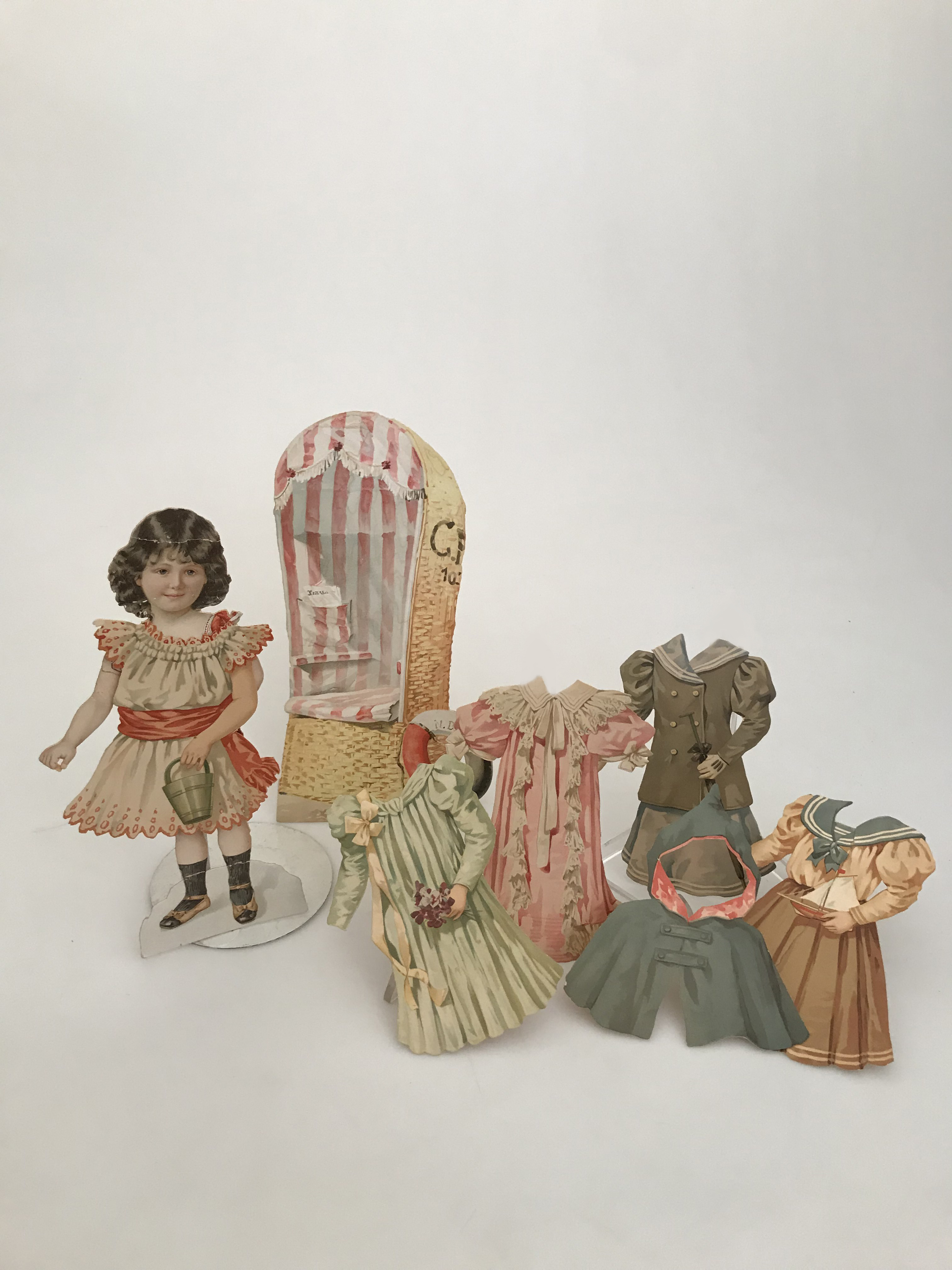 bambola con vestitini, in cartoncino, accessori ludici - area inglese (inizio XX secolo)
