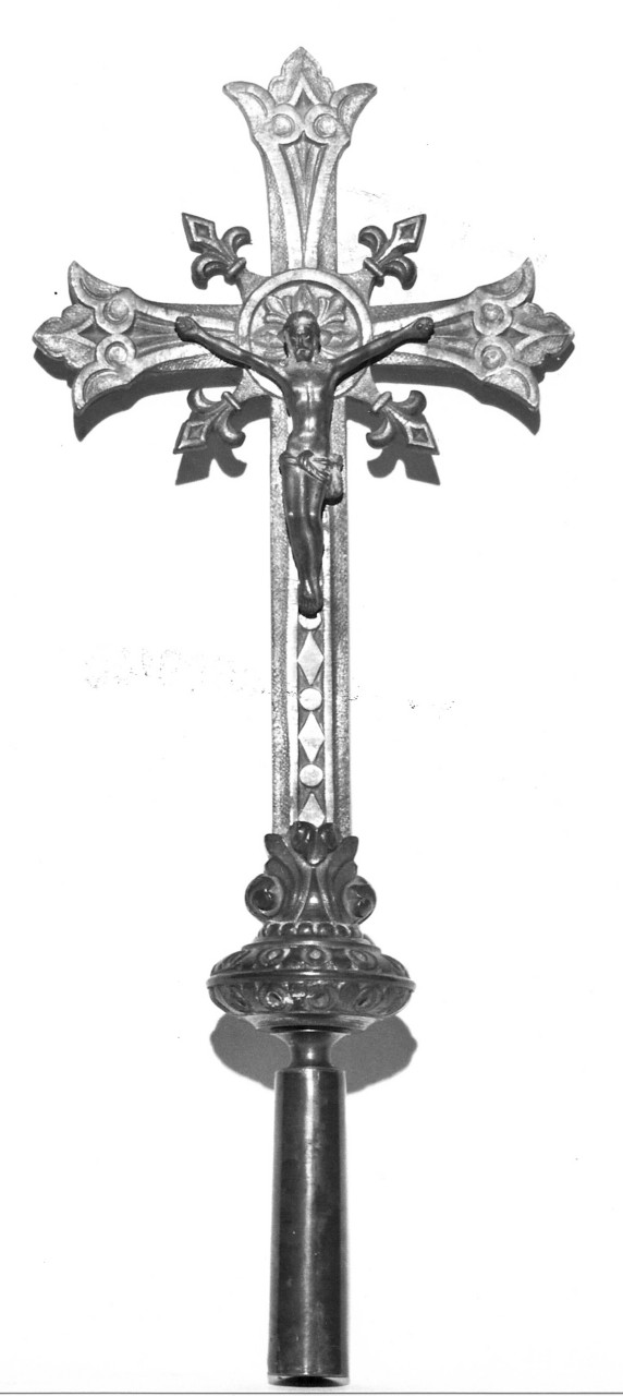 Cristo crocifisso/ motivi decorativi geometrici e vegetali stilizzati (croce astile) - produzione toscana (fine/ inizio secc. XIX/ XX)