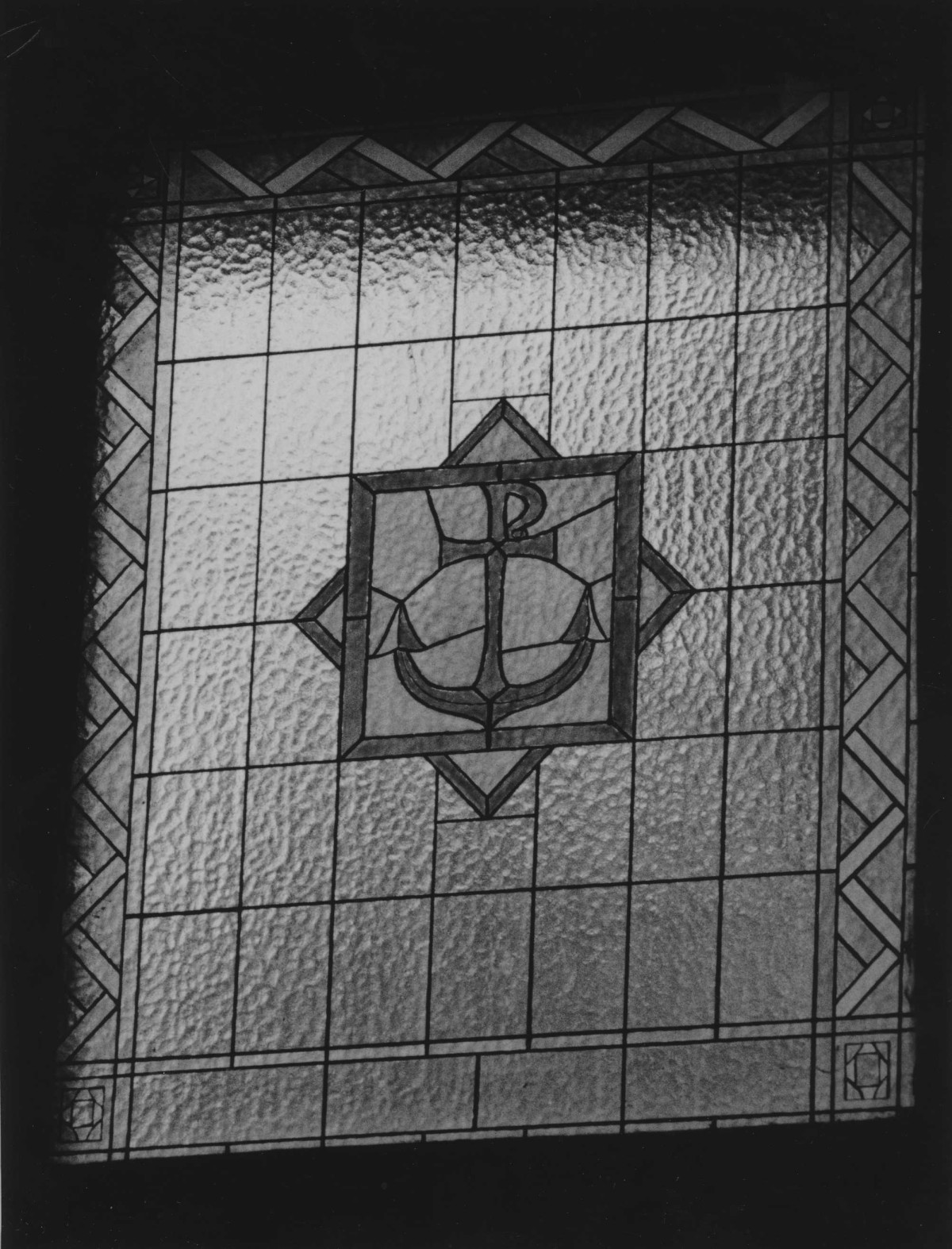 ancora e croce intersecate come simbolo della speranza (vetrata) - bottega toscana (sec. XX)