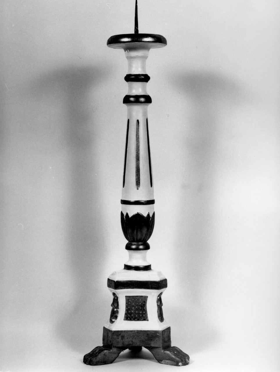 candeliere d'altare, serie - bottega toscana (secondo quarto sec. XIX)