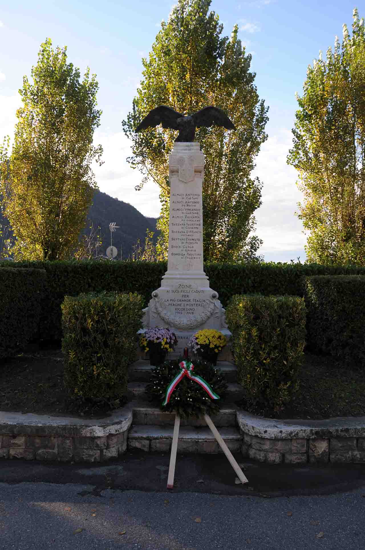 allegoria della Vittoria come aquila (monumento ai caduti - ad obelisco, opera isolata) - ambito bresciano (prima metà sec. XX, sec. XX)