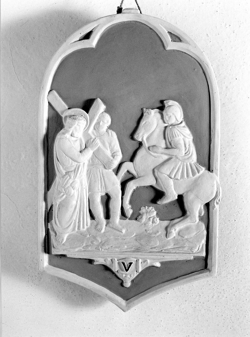 stazione V: Gesù aiutato da Simone il Cireneo a portare la croce (rilievo) di Andreini bottega (sec. XX)