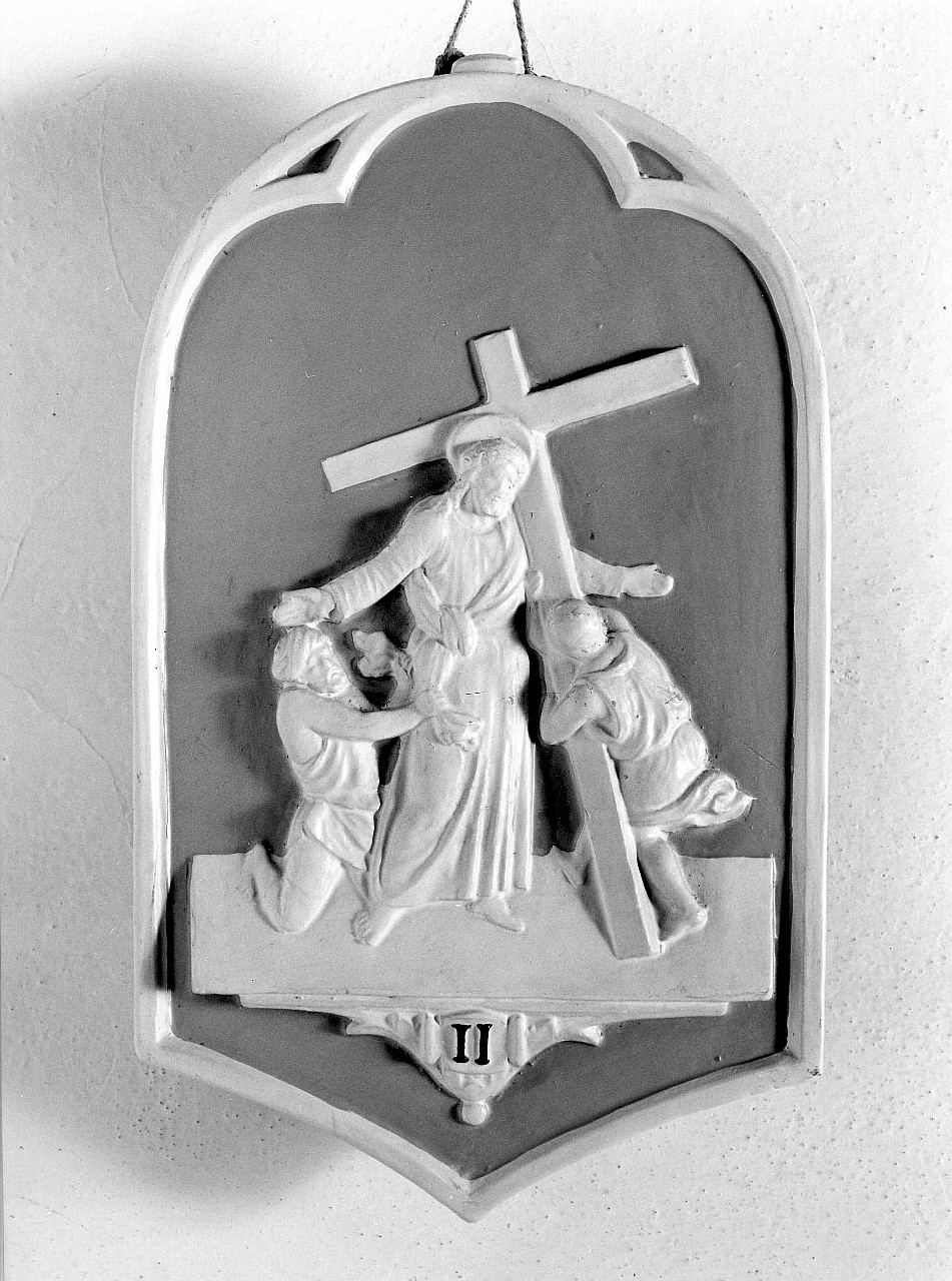 stazione II: Gesù caricato della croce (rilievo) di Andreini bottega (sec. XX)
