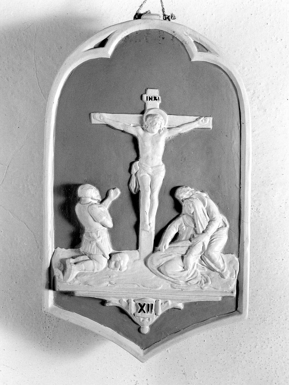 stazione XII: Gesù innalzato e morto in croce (rilievo) di Andreini bottega (sec. XX)