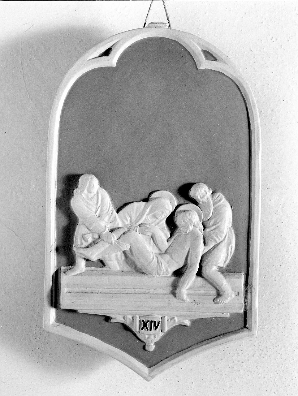 stazione XIV: Gesù deposto nel sepolcro (rilievo) di Andreini bottega (sec. XX)
