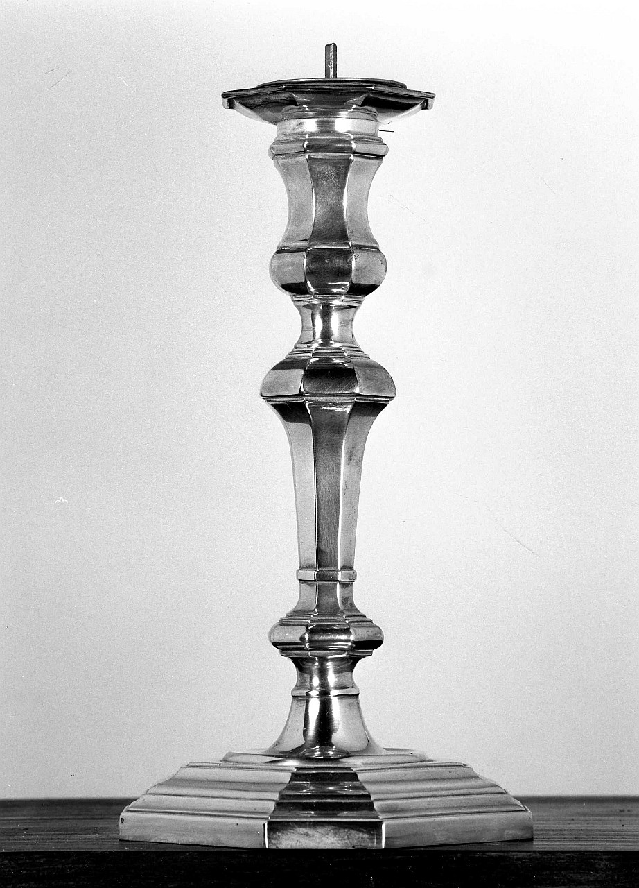 candeliere d'altare, coppia - bottega toscana (metà sec. XX)