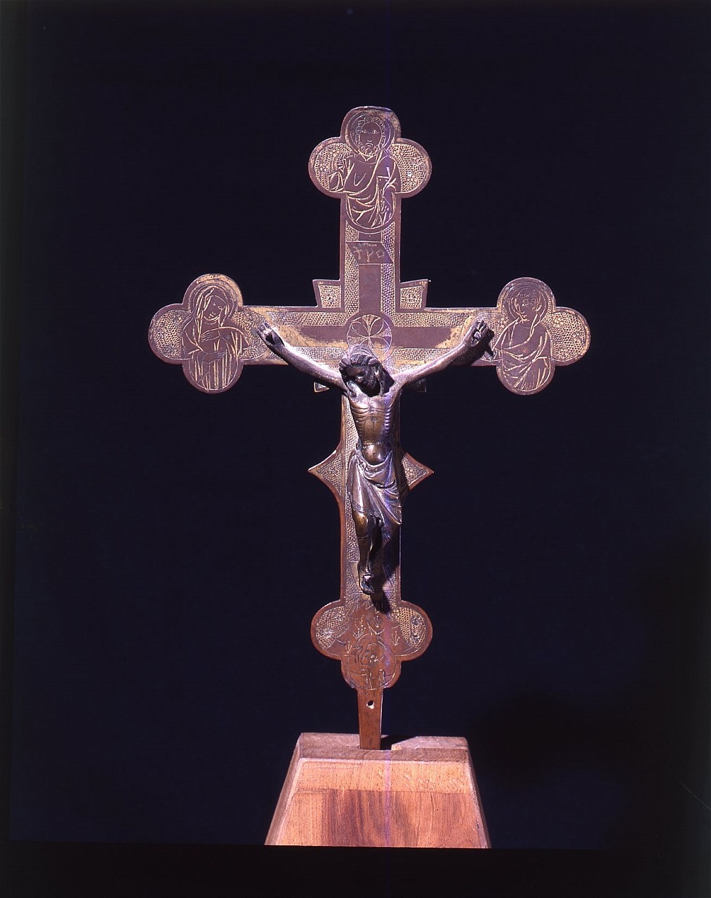 Cristo crocifisso tra la Madonna, San Giovanni Evangelista, Dio Padre (croce astile) - bottega toscana (prima metà sec. XV)