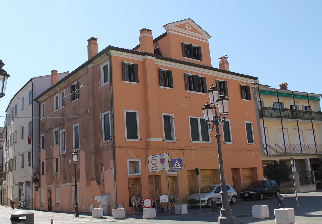 [Palazzo in Piazzale Poliuto Penzo, 6] (palazzo) - Chioggia (VE)  (XVIII)