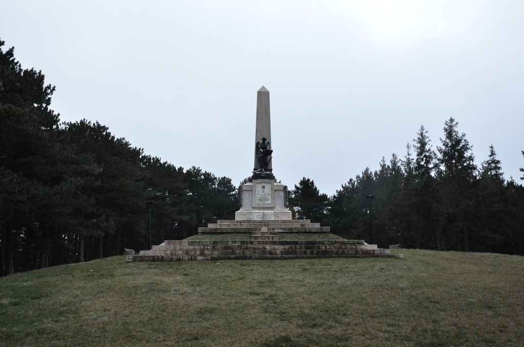 Angelo che commemora i caduti (monumento ai caduti - ad obelisco) di Lucci N (sec. XX)