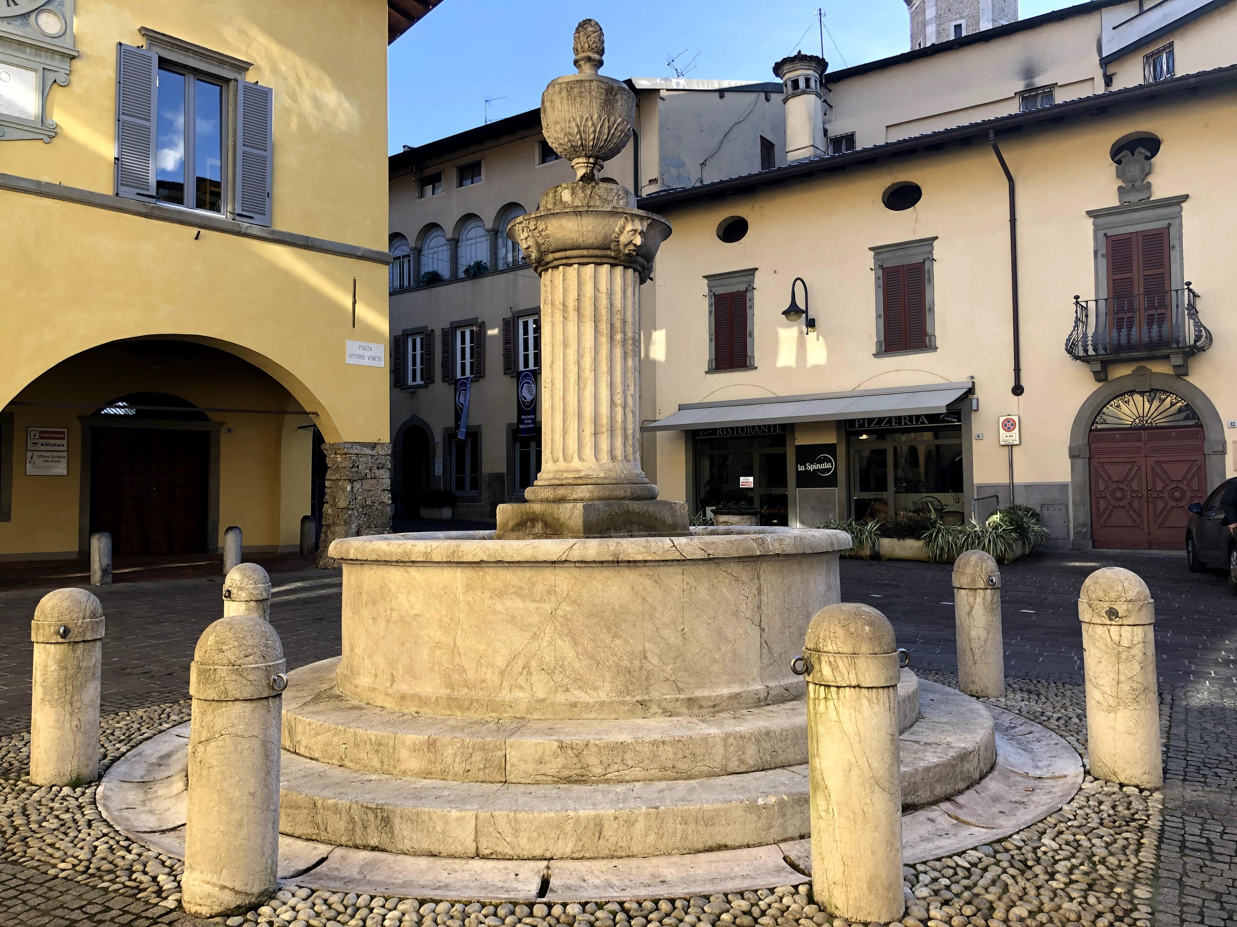 Fontana di piazza (Fontana del secolo XVIII) (fontana) - Gandino (BG)  (XVIII)