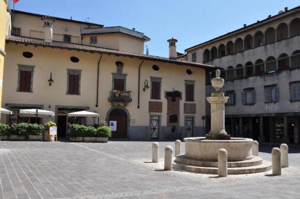 Palazzo detto "del Salone della Valle" (palazzo) - Gandino (BG)  (XVII)