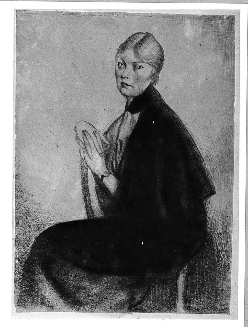 Donna seduta su una sedia, figura femminile seduta (disegno) di Costetti Giovanni (prima metà sec. XX)