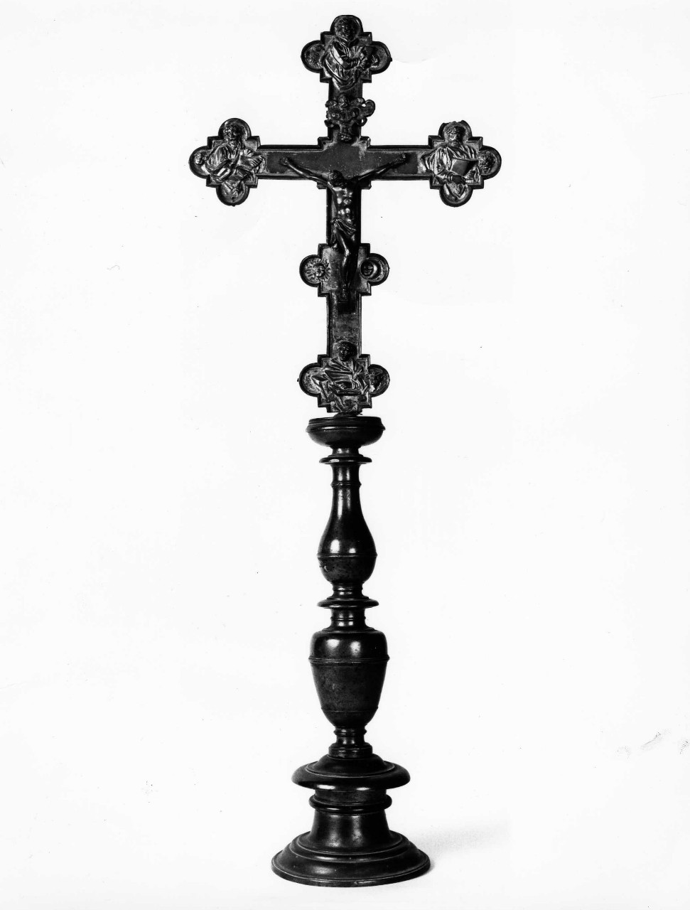 Cristo crocifisso (croce d'altare) - bottega toscana (secc. XVI/ XVII)